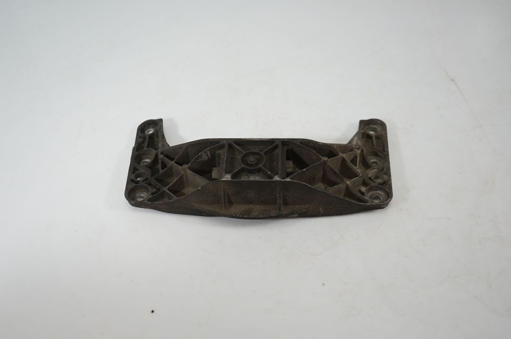 Gearbox mounting bracket