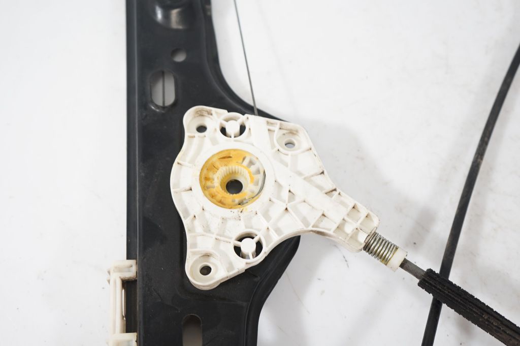 Front door window regulator with motor (8)