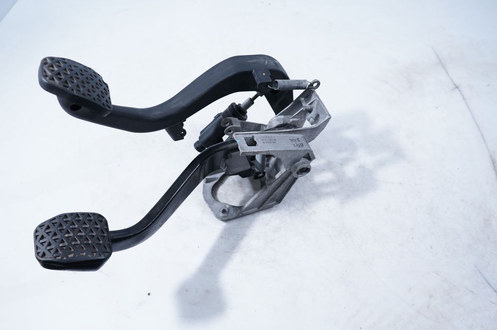 Brake pedal (4)