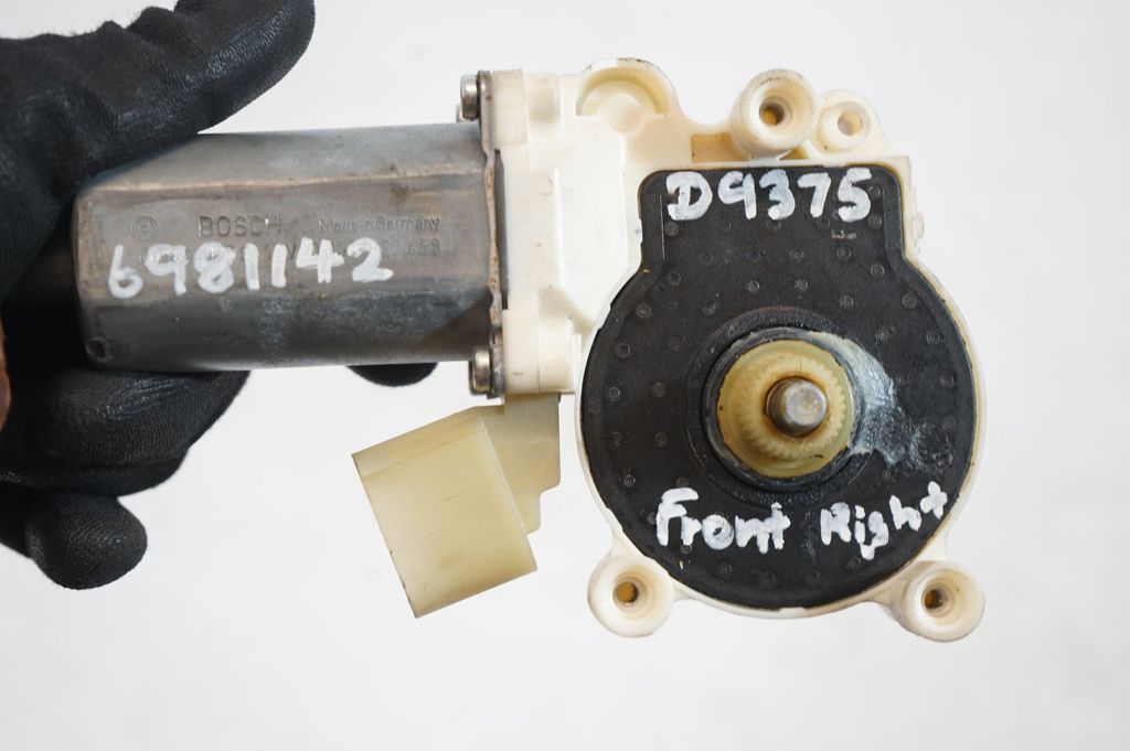 Front door window regulator with motor (8)