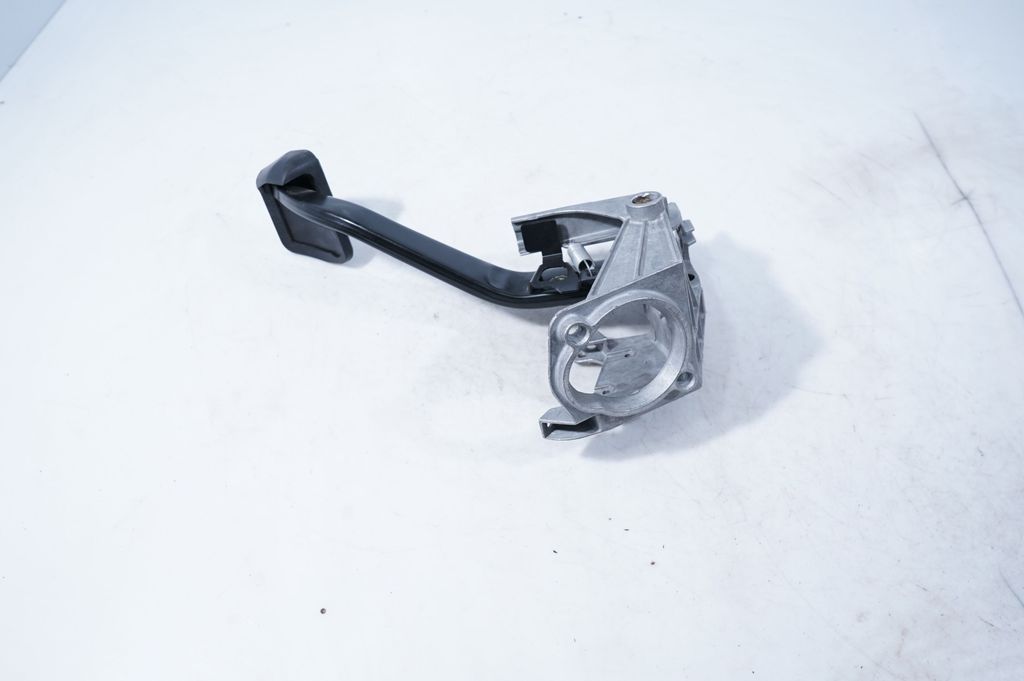 Brake pedal (6)