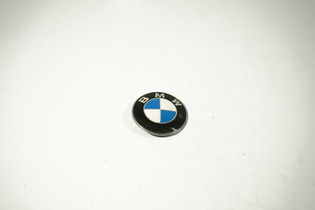 Manufacturer badge logo/emblem