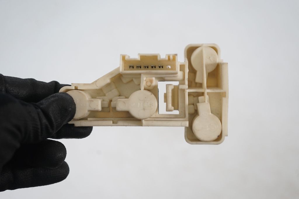 Tail light bulb cover holder (7)