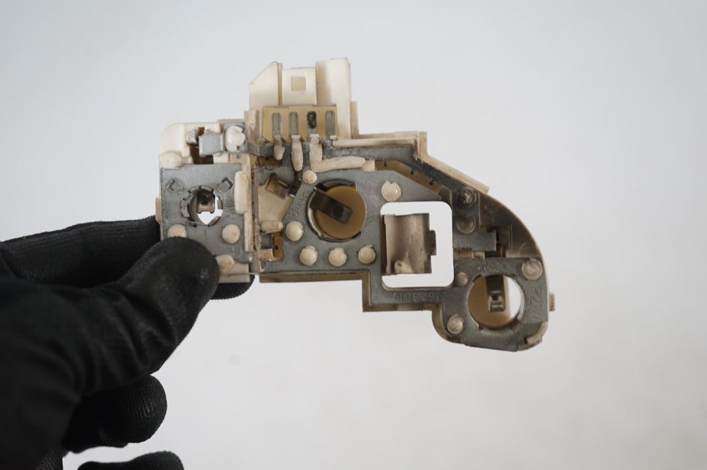 Tail light bulb cover holder (6)