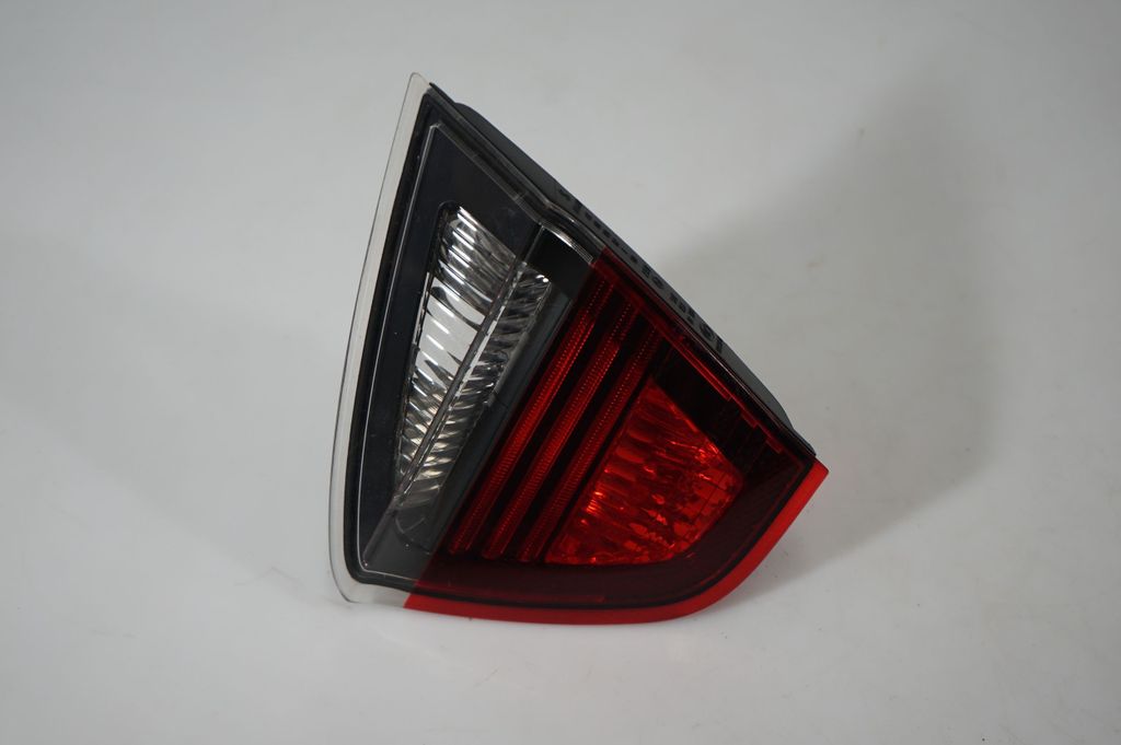 Tailgate rear/tail lights (3)