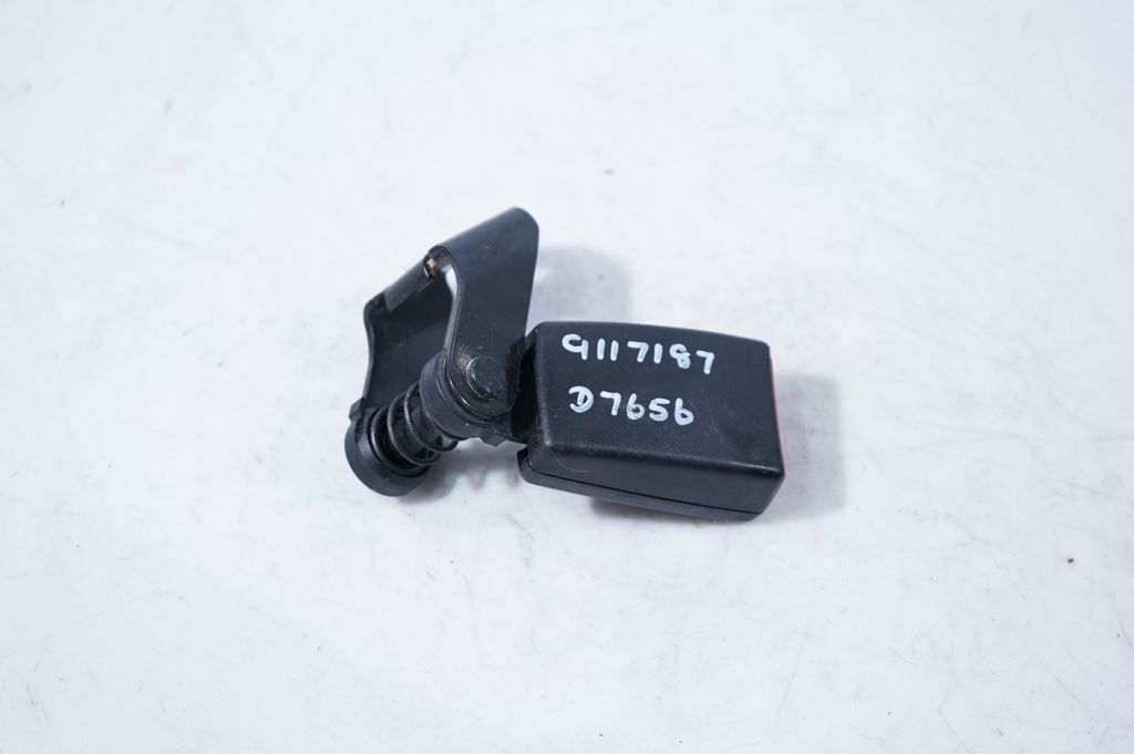 Rear seatbelt buckle (4)
