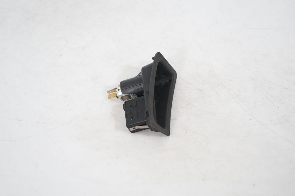 AUX in-socket connector (4)