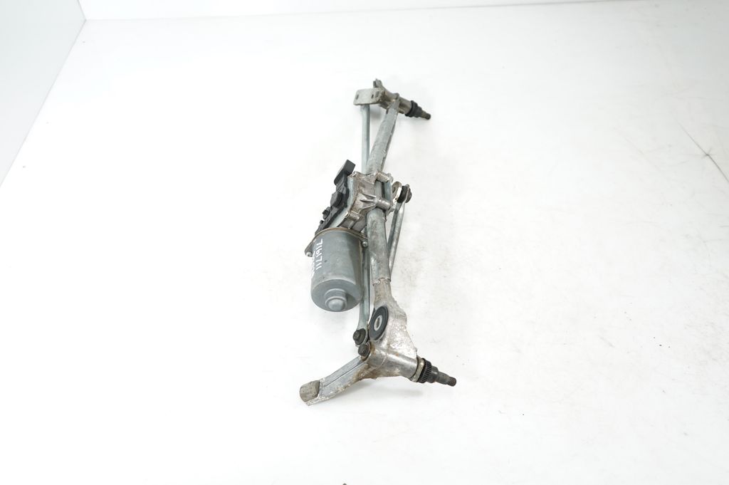 Front wiper linkage and motor (2)