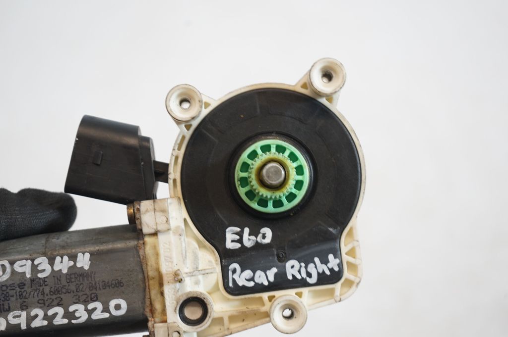 Rear door window regulator with motor (7)