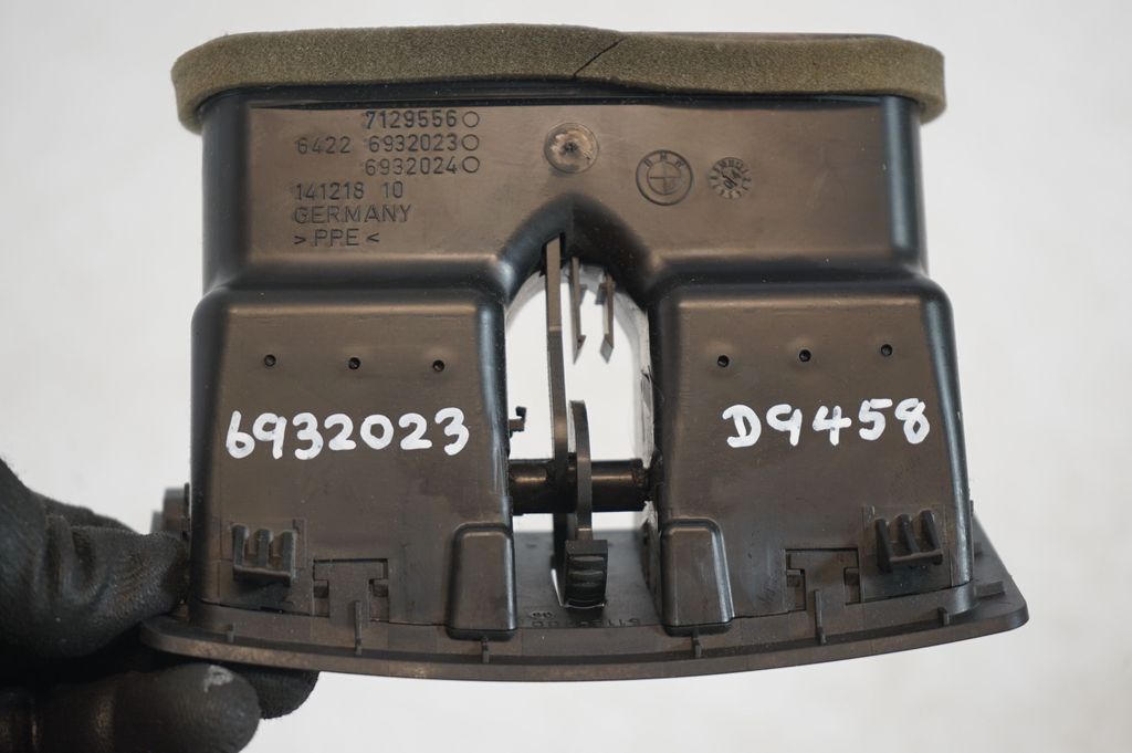 Rear air vent grill (8)