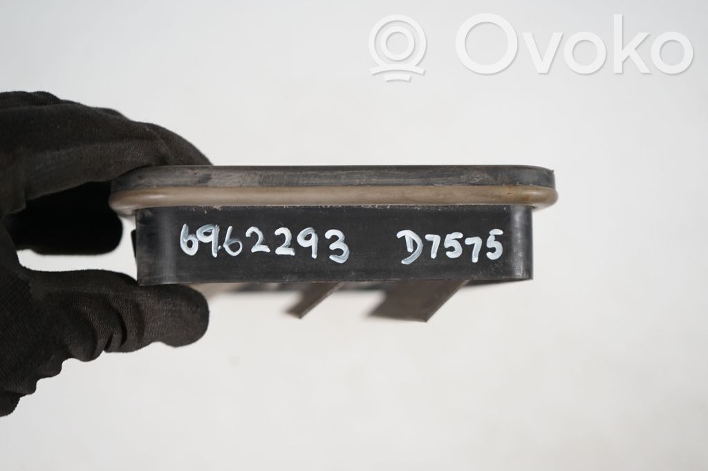 Quarter panel pressure vent (8)