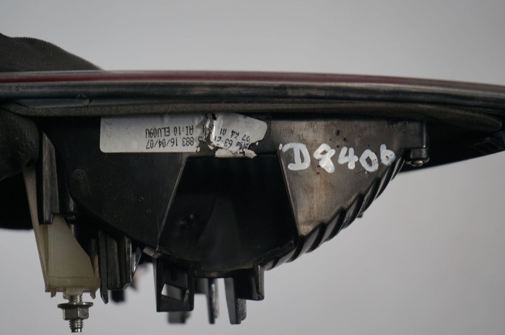 Tailgate rear/tail lights (8)