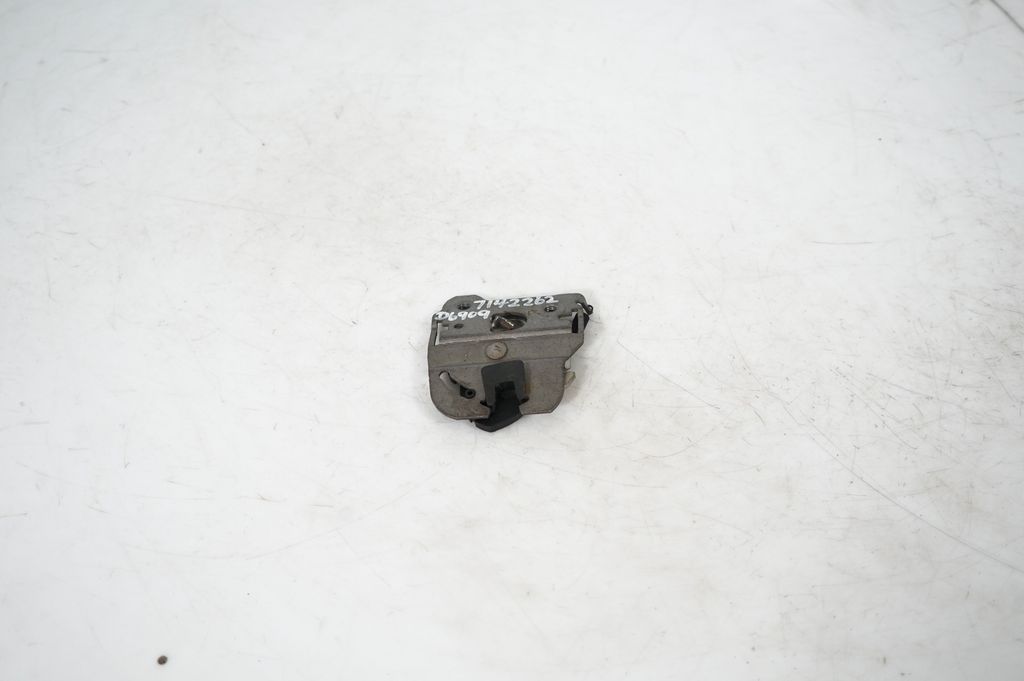 Seat back rest lock catch