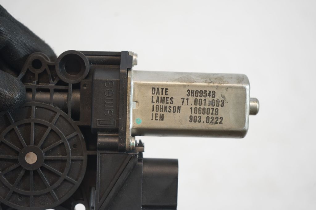 Rear door window regulator with motor (7)