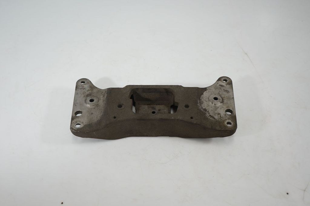 Engine mounting bracket
