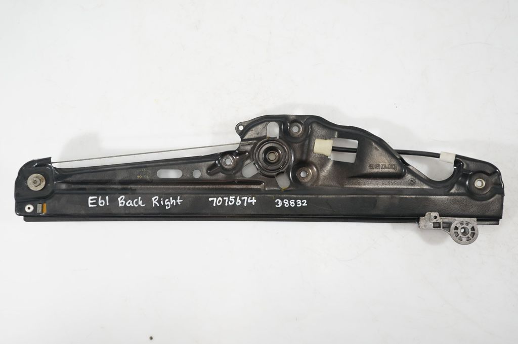 Rear door window regulator with motor (7)