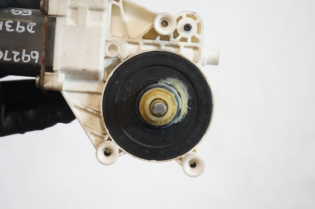 Front door window regulator with motor (6)