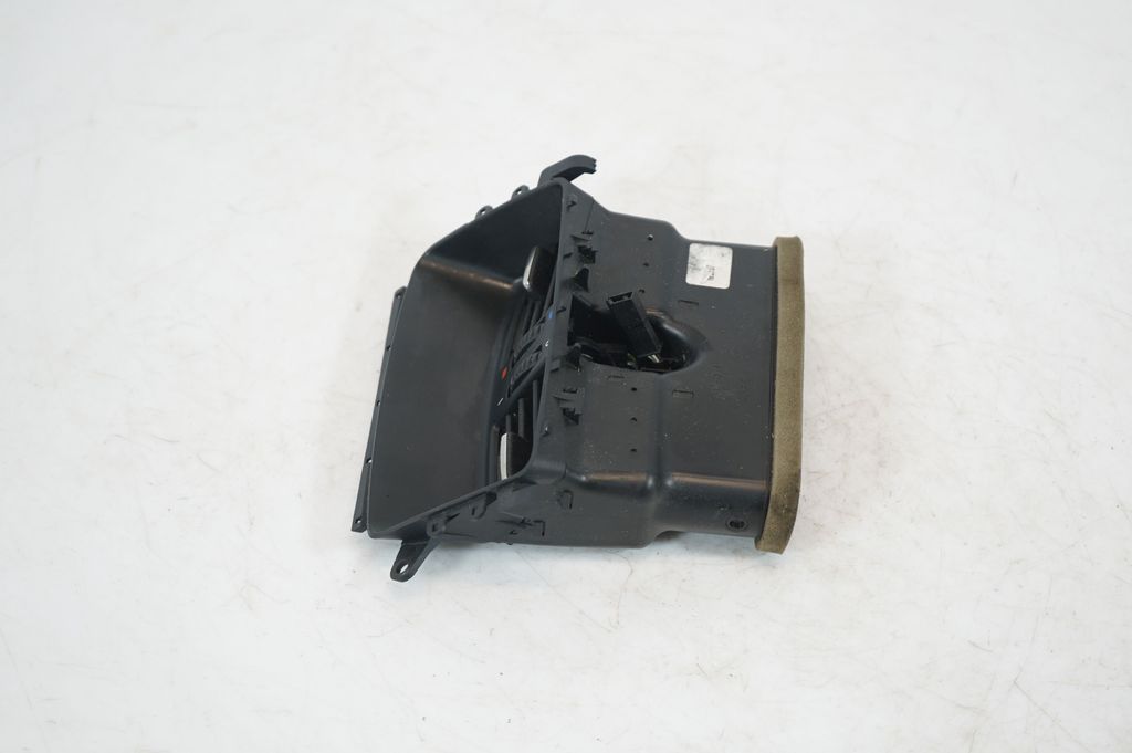 Rear air vent grill (2)