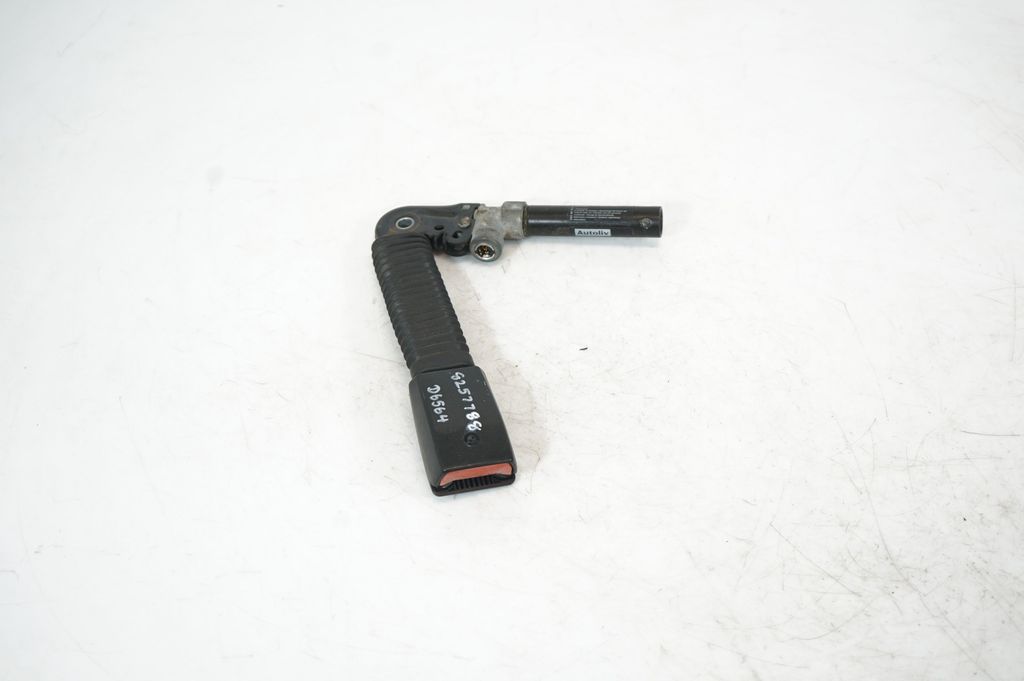 Front seatbelt buckle (3)