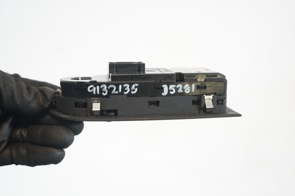 Electric window control switch (8)