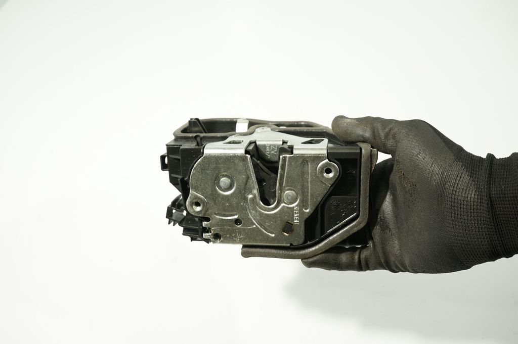 Rear door lock (8)
