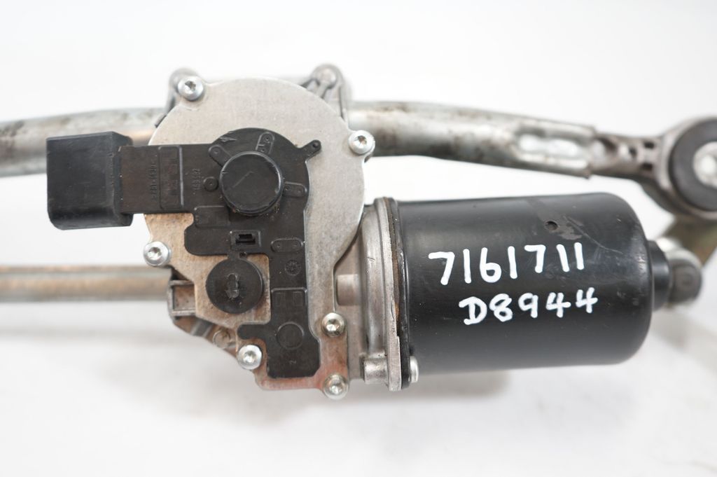 Front wiper linkage and motor (10)