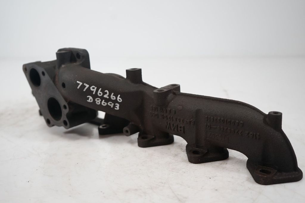 Exhaust manifold (9)