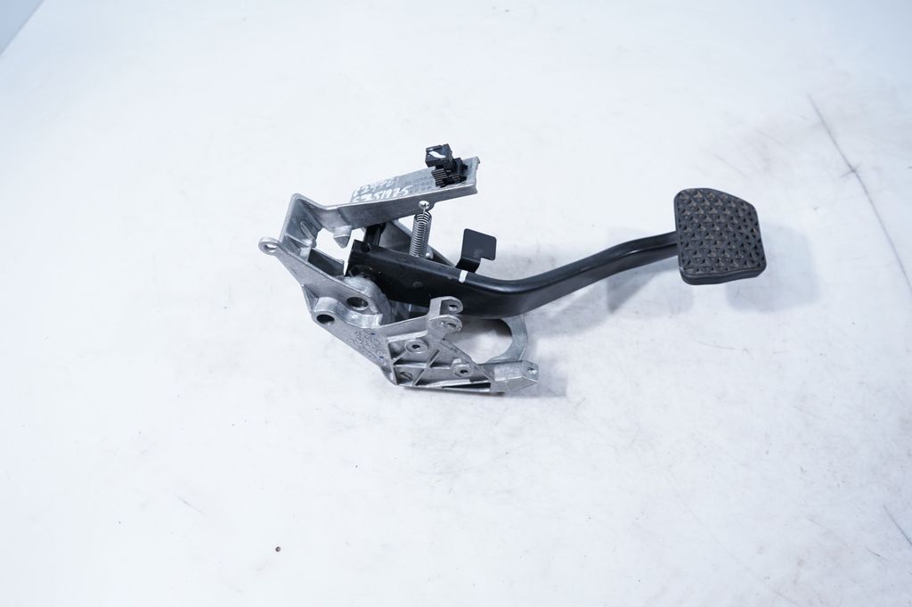 Brake pedal (3)