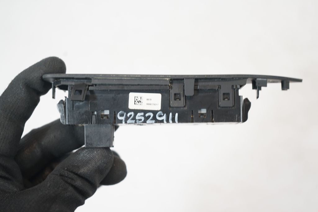 Traction control (ASR) switch (8)