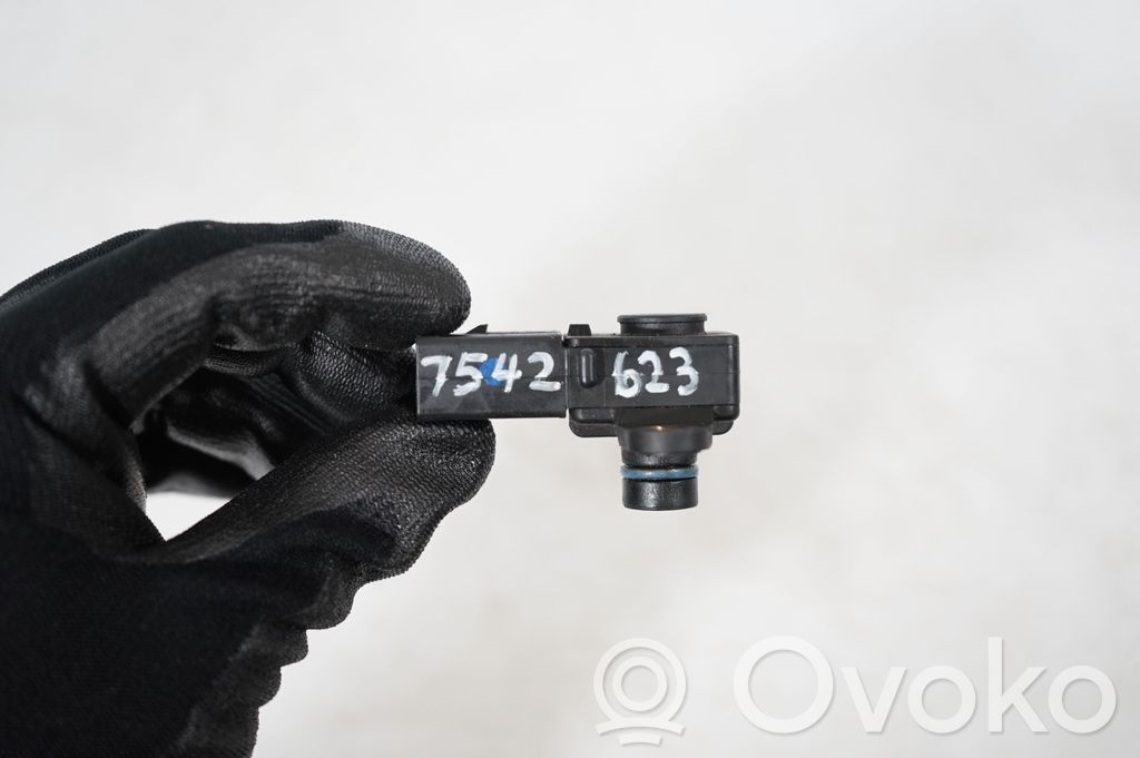 Air pressure sensor (8)