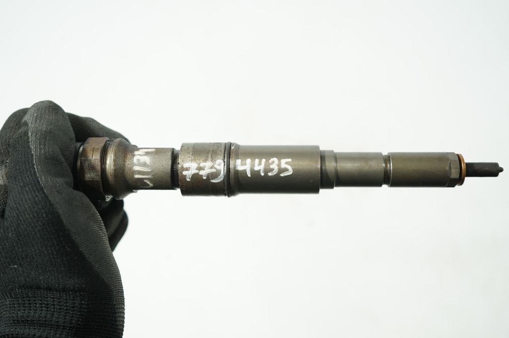 Fuel injector (7)