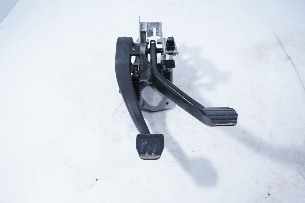 Pedal assembly (4)