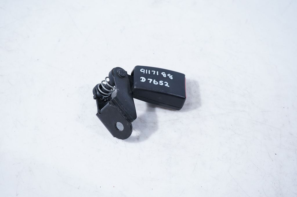 Rear seatbelt buckle (5)