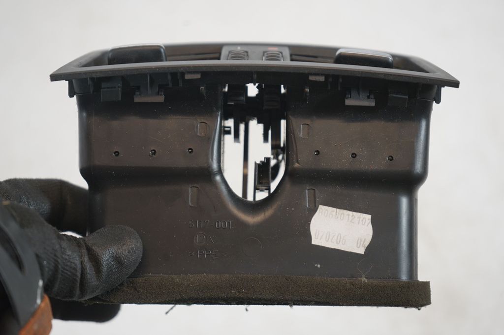 Rear air vent grill (6)