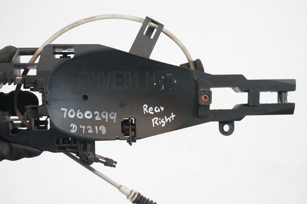 Rear door exterior handle/bracket (7)