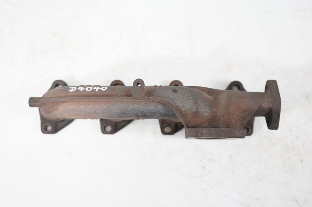 Exhaust manifold (9)