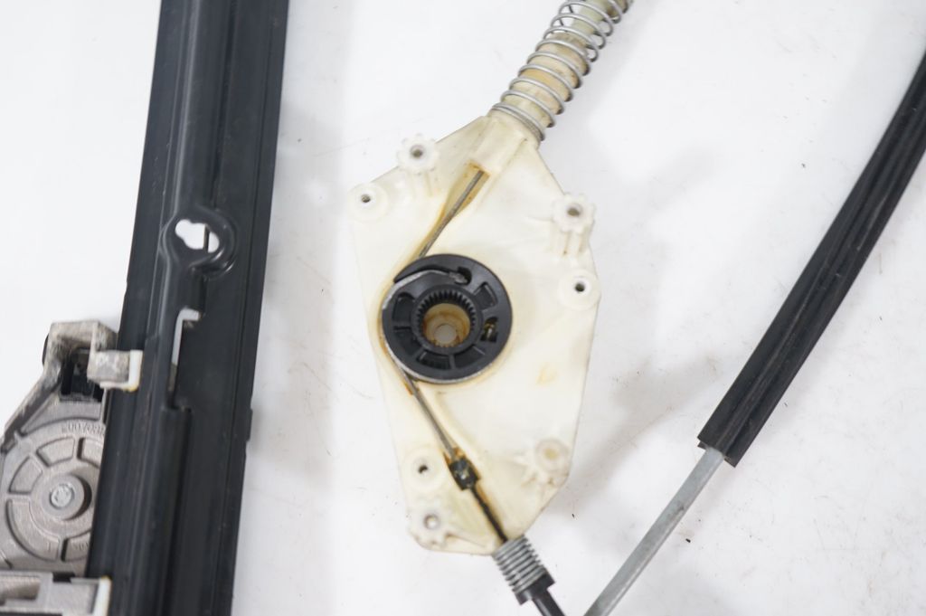 Front door window regulator with motor (8)