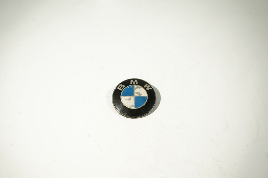 Manufacturer badge logo/emblem