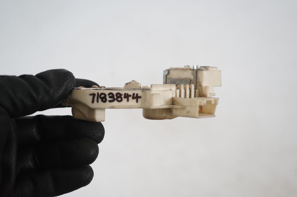 Tail light bulb cover holder (6)