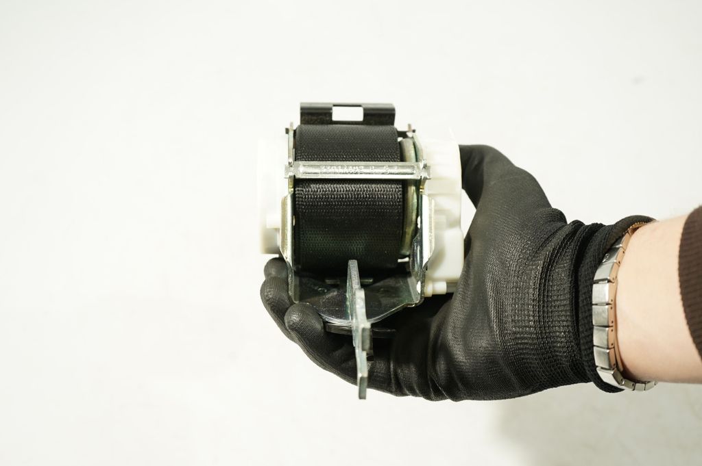 Rear seatbelt (8)