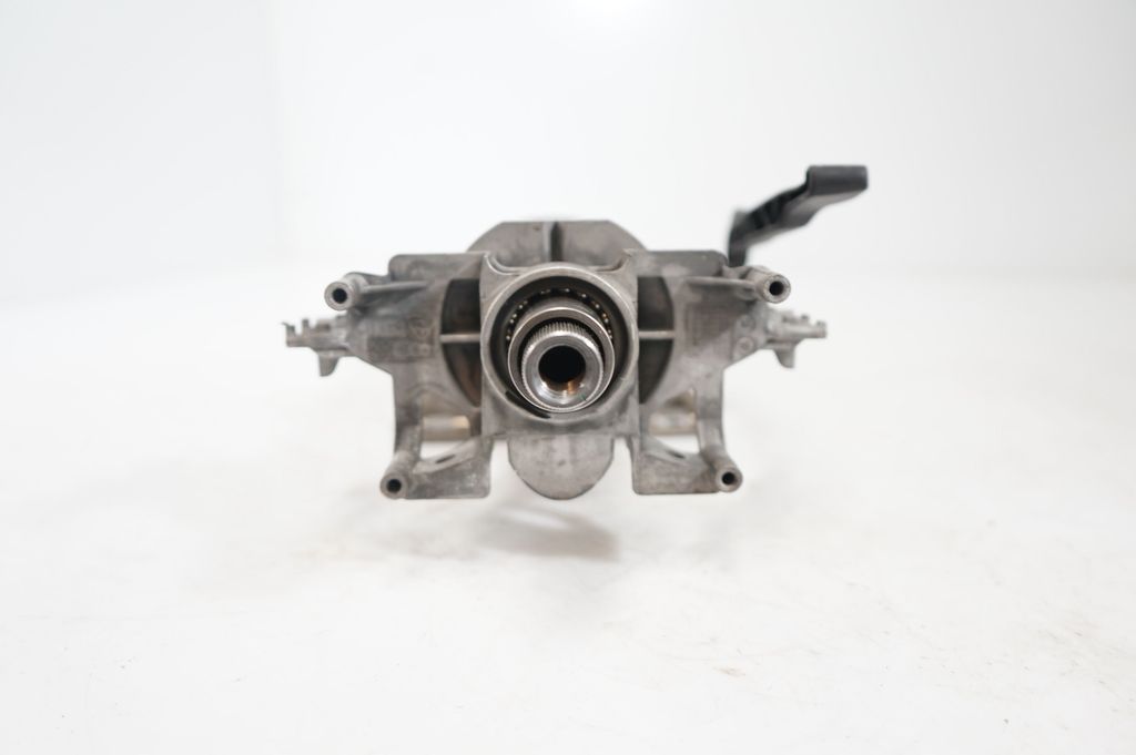 Steering wheel axle (8)