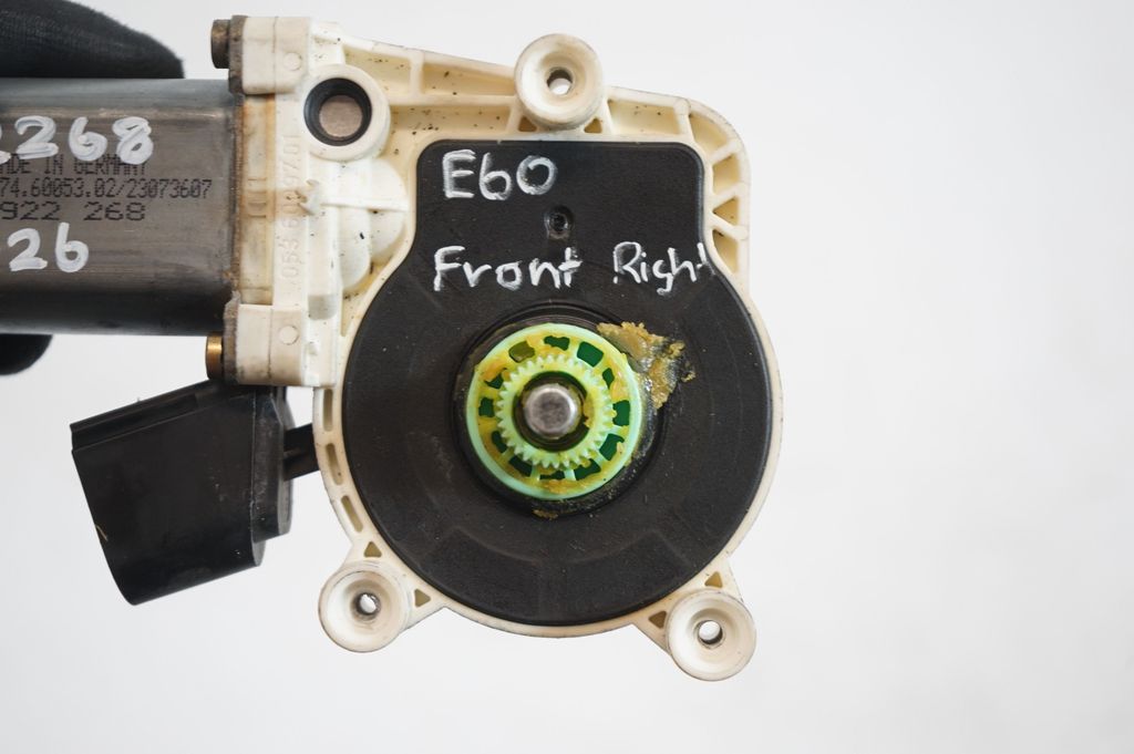 Front door window regulator with motor (7)