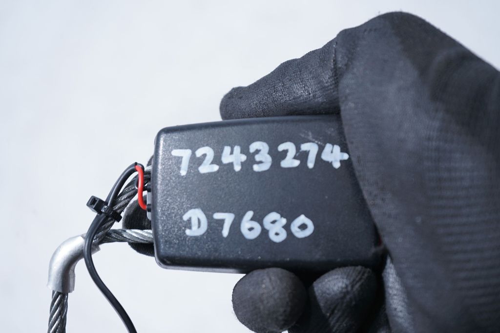 Rear seatbelt buckle (7)