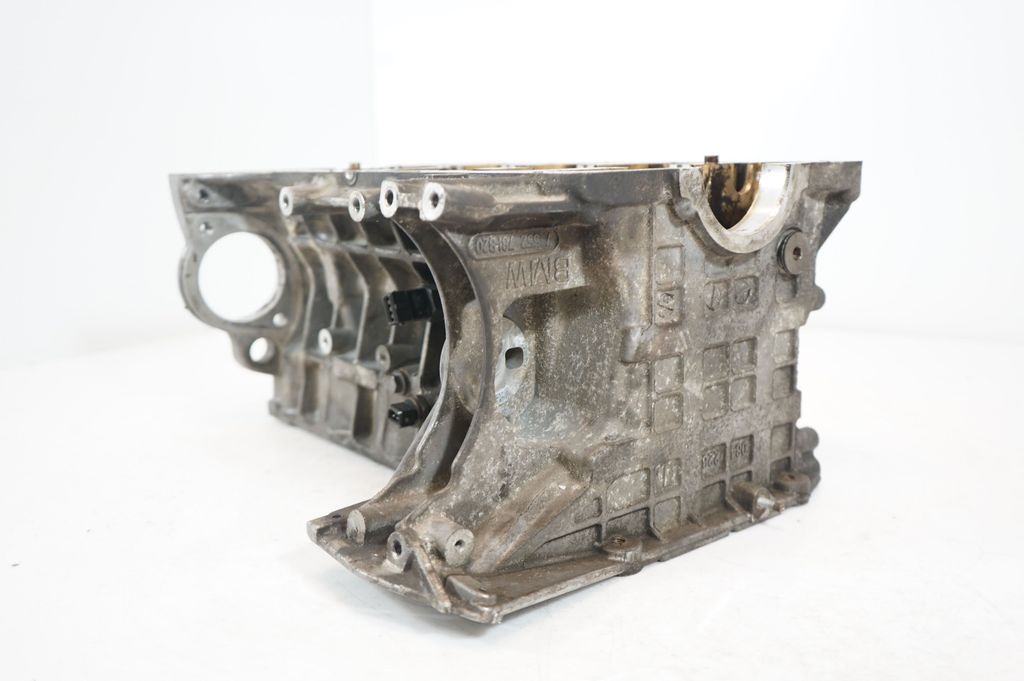 Engine block (13)