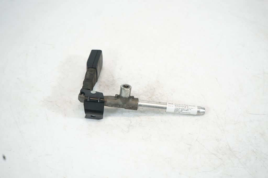 Rear seatbelt buckle