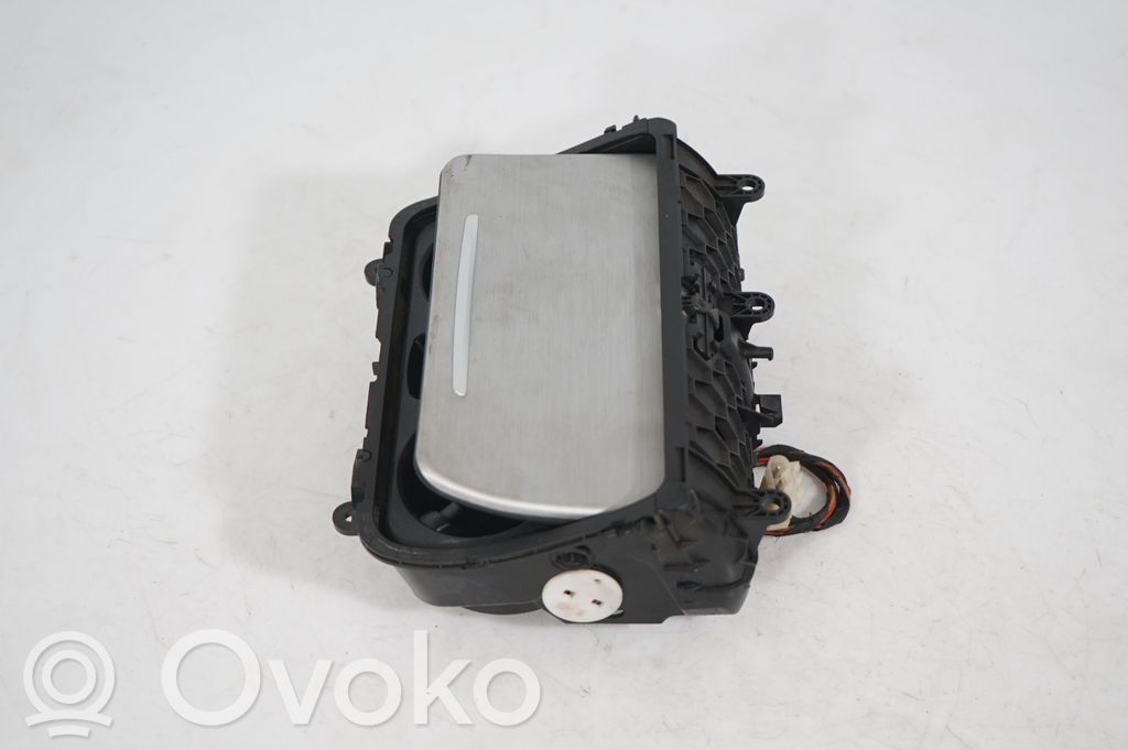 Cup holder front (2)