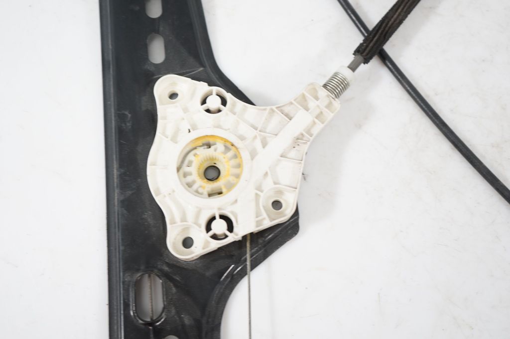 Front door window regulator with motor (8)