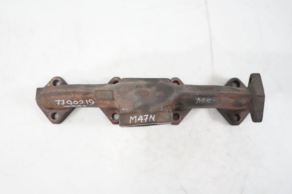 Exhaust manifold (9)