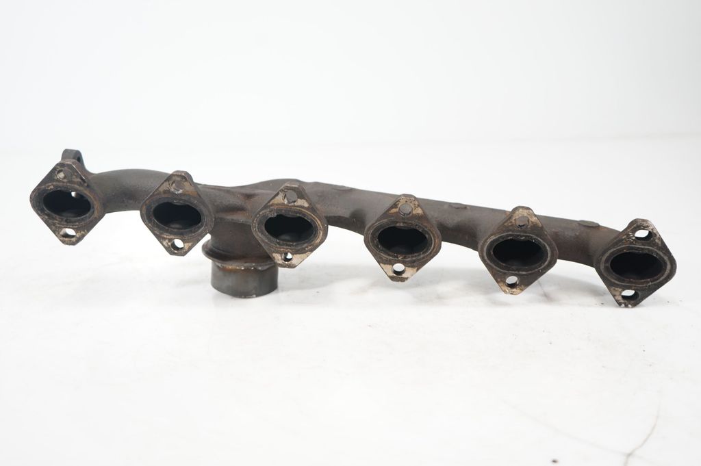 Exhaust manifold (8)