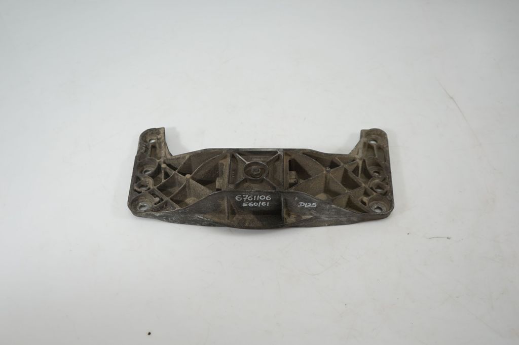 Gearbox mounting bracket